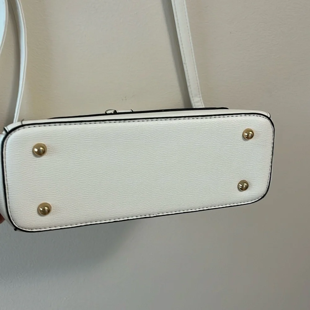 Crossbody purse white gold tone accents & feet long adjustable strap textured